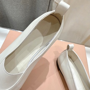 Chaussures pour femmes de haute qualité, personnalisées, en cuir vintage, plates, à bout peu profond, style Mary Jane, avec motif personnalisable - Product Image 4