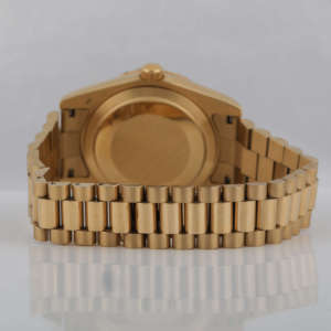 Montre-bracelet buste Hip Hop personnalisée Cadran vert Lunette de qualité supérieure Bracelet en acier inoxydable glacé Cadran en verre diamant moissanite - Product Image 3