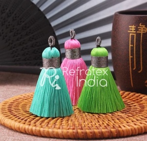 Mini pompons en polyester dorés et multicolores de 8 cm, fournisseur en gros par Refratex India, fabriqués en Inde pour une qualité supérieure à bas prix - Product Image 5