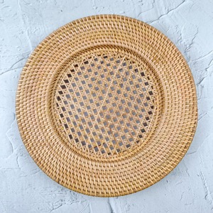 Regalo Navideño, Bandeja Artesanal Redonda de Ratán Natural y Conchas Marinas, Elegante Pieza para Servir en el Hogar y Decoración Contemporánea - Product Image 3