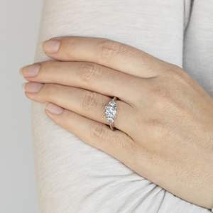 Anillo de compromiso de moissanita de tres piedras con corte de cojín - Product Image 2