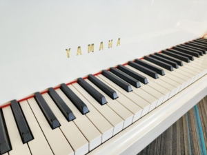 Piano de cola Yamaha C3A de 88 teclas, blanco pulido, estilo clásico, montaje en suelo, tapete de sonido de madera 4634681 - Product Image 2