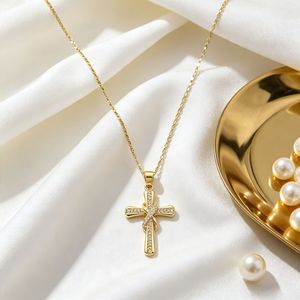Collier Pendentif Croix Torsadée Plaqué Or avec Zircon Cubique pour Femme, Chaîne de Clavicule Religieuse en Cuivre - Product Image 1