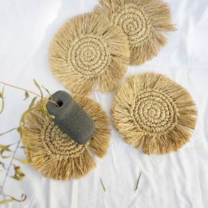 Juego de posavasos redondo de rafia hecho a mano, mimbre hecho a mano de Vietnam con alfombrillas y almohadillas con flecos - Product Image 1