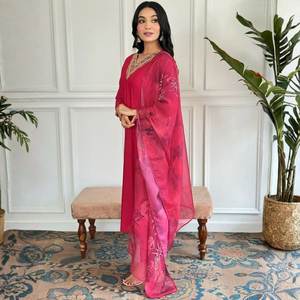 Conjunto de Salwar Kameez de Diseño con Cuello en V, Corte Recto y Borde Decorativo, en un Hermoso Color, un Favorito de Siempre, con Dupatta Elegante para Mujer - Product Image 3