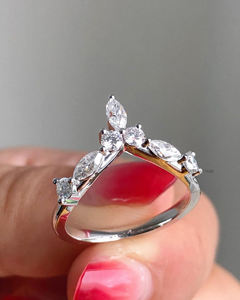 Bague de mariage Chevron en diamant taillé Marquise Bague assortie en or blanc en forme de V pour elle Bague incurvée élégante en moissanite faite à la main - Product Image 2