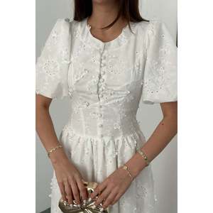 Robe brodée blanc cassé avec manches ballon et détails froncés. - Ecru - Product Image 4