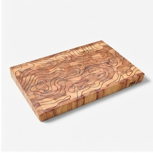 Planche à découper rectangulaire en bois faite à la main avec gravure topographique et surface antidérapante - Product Image 1