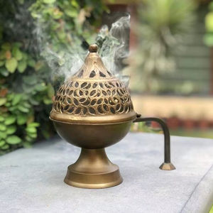 Quemador de Incienso de Latón con Diseño Floral Grabado para Hogares Tradicionales, que Agrega Encanto Cultural y un Suave Movimiento de Fragancia - Product Image 1