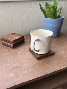 Ensemble de sous-verres en noyer massif fabriqués à la main sous-verres de boissons Protection de table sous-verres carrés en bois de noyer naturel pour chaud et froid - Product Image 2