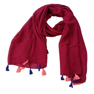 ผ้าพันคอผ้าฝ้ายโพลี100% สำหรับผู้หญิงผ้าพันคอแฟชั่นหลากสีแต่งพู่ดูทันสมัยสีพื้นเนื้อนุ่มสีแดงล้วนเทคนิคทอขายส่ง - Product Image 2
