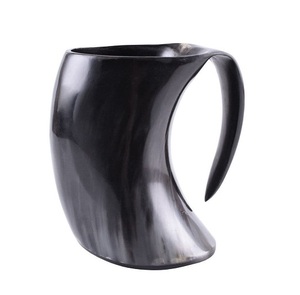 Taza de cuerno hecha a mano ideal para eventos de fantasía de juegos de rol medievales o como regalo para los fanáticos de la herencia y los mitos vikingos - Product Image 4