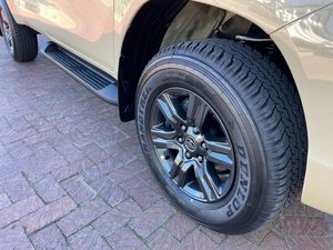 Toyota Hilux Raider 2022, manuelle, d'occasion, 2.4 GD6, berline, intérieur clair, sièges en cuir, pneus R16, régulateur de vitesse ACC, traction avant, Corolla essence 4L - Product Image 2