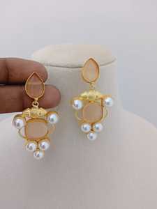 Juego de pendientes colgantes de perlas Ruby Royale chapados en oro Fusion moderno Diseño personalizado de latón pesado único - Product Image 5