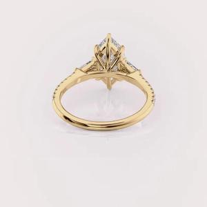 Bague de fiançailles en diamant de laboratoire taille marquise avec pierres latérales baguette effilées en or jaune/rose et or blanc 18 carats - Product Image 4