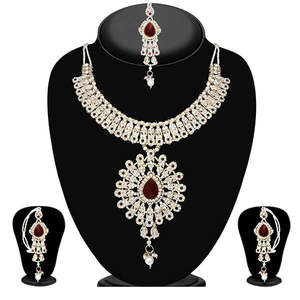 Kriaa Conjunto de joyería fina Collar de piedra austriaca granate con Maang Tikka 1104801 - Product Image 1