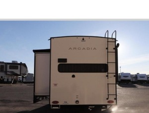 Caravane tout-terrain moderne Keystone RV Arcadia Super Lite 242SLMD 2025 tendance, suspension indépendante, légère, 4x4 - Product Image 4