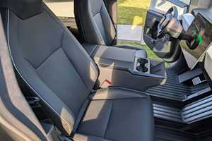 Camioneta 2024 Serie Foundation AWD Turbo, Cuero, R18, Bajo Kilometraje, Transmisión Automática, Volante a la Izquierda, 5 Plazas, Gasolina, NEDC - Product Image 5