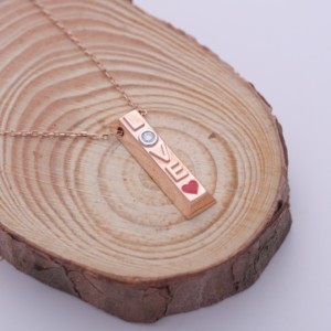 Colgante de barra vertical con diamante cultivado en laboratorio certificado por IGI con la palabra “LOVE” en oro rosa/amarillo y blanco de 14 quilates - Product Image 3