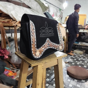 กระเป๋าหนังแท้สไตล์โบฮีเมียนตะวันตก  รักษ์โลก  งานแฮนด์เมด  ตกแต่งด้วยลายเย็บแบบรองเท้าบูท  ปิดด้วยซิป  ประดับพู่และดอกไม้ - Product Image 3