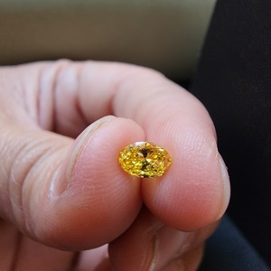 Excepcional Diamante Cultivado en Laboratorio CVD de 0.37CT, Color Amarillo Fantasía, Corte Ovalado, Color Amarillo Intenso, Lleno de Brillo Excepcional - Product Image 4