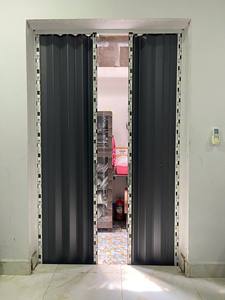 Portes pliantes modernes en PVC du Vietnam OEM/ODM disponibles, durables mais légères, construction sans verre pour les chambres AC - Product Image 2