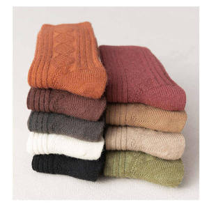 Chaussettes d'hiver en cachemire personnalisées Chaussettes épaisses et chaudes Chaussettes d'extérieur en laine mérinos en polyester Chaussettes pour femmes Crew - Product Image 2