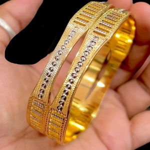 ชุดกำไลสี่คู่สำหรับผู้หญิงกำไลข้อมือหนึ่งกรัมเคลือบทองและเคลือบเงาแบบอิตาลีขนาดหนึ่งกรัมที่ยอดเยี่ยมสำหรับใส่ได้ทุกวัน - Product Image 1