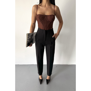 กางเกงขายาวผ้าซาตินสีดำสำหรับผู้หญิง ดีไซน์หรูหราพร้อมดีเทลเข็มขัด - Product Image 3