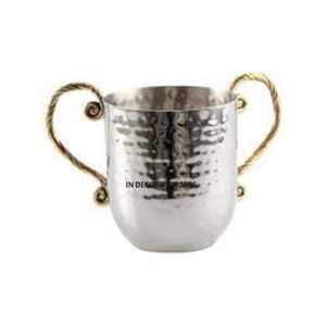 Tasses à boire fantaisie en métal de haute qualité polies et brillantes argentées avec poignées uniques dorées. - Product Image 2