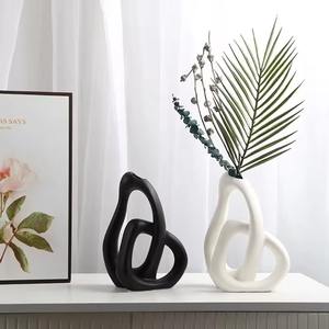 Les vases à fleurs en céramique apportent une élégance intemporelle à tout espace, rehaussant instantanément la décoration intérieure grâce à sa texture raffinée. - Product Image 1