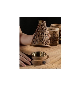 Brûleur à bakhoor en bois rustique ajoutant de la chaleur à travers des moments parfumés à l'encens, décoration d'espaces de vie confortables, style de décoration - Product Image 1