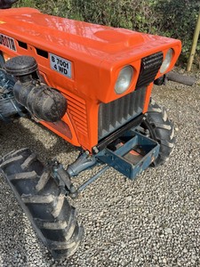 Tractor Agrícola Compacto Multiusos Kubota B700 Diésel, Equipo Agrícola para Agricultura, Jardinería y Trabajos de Construcción - Product Image 2