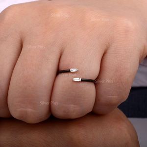 Anillo de diamante blanco Baguette cónico de oro blanco sólido de 18 quilates de alta calidad Anillo de esmalte negro pastel de puño abierto Producible en 10K/14K - Product Image 5