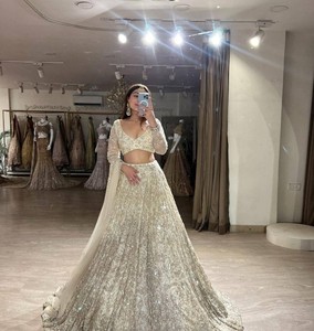 Lehenga choli เจ้าสาวที่ดูหรูหราพร้อมส่งทันสมัยดีไซน์แบบดั้งเดิมปักลาย - Product Image 4