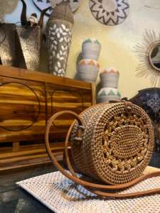 Lombok tradicional indonesio artesanía tejida a mano ovalada Gendit ratán bandolera con correa de cuero artesanías de mimbre - Product Image 2