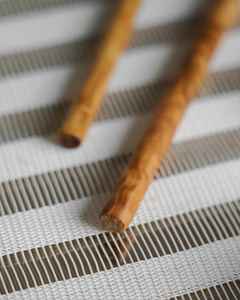 Elegante cuchara larga de madera diseñada para remover con suavidad, duradera, ecológica y perfecta para el uso diario en la cocina. - Product Image 4