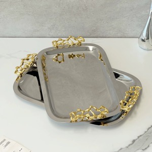 Plateau de service en métal fantaisie avec des poignées design reflète la lumière ambiante en beauté, améliorant ainsi l'ambiance lors de toute réception. - Product Image 4