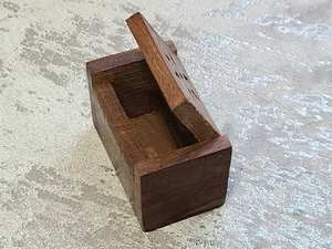 Quemador de incienso hindú antiguo y caja de cono portátil de madera de Tradnary Pvt Ltd para uso en interiores - Product Image 4