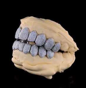 Grillz diamant personnalisé de qualité supérieure pour ensemble haut et bas de style Hip Hop avec placage de haute qualité disponible à la vente - Product Image 2
