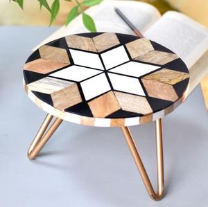 แท่นวางเค้กทำจากเรซิ่นสไตล์หรูหราพร้อมดีไซน์ฝังซิกแซกสีดำและสีขาวและขาโลหะสีทองทรงกลมสำหรับงานแต่งงาน - Product Image 6