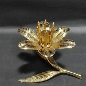 Portavelas de metal martillado con superficie texturizada y atractivo antiguo hecho para decoración de eventos o espacios de meditación - Product Image 3