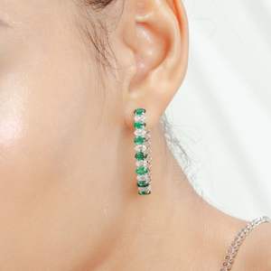 Boucles d'oreilles créoles tendance en or blanc massif 18 carats, serties d'émeraudes et de diamants 100 % naturels, faites à la main, pierre de naissance de mai, idéales pour mariage et soirée – Meilleures ventes - Product Image 4