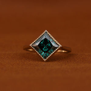 Bague de mariage de luxe en or massif 18KT, diamant vert de taille princesse cultivé en laboratoire, lunette de fiançailles solitaire classique certifiée IGI - Product Image 1