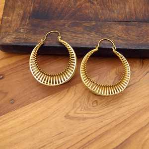 Boucles d'oreilles créoles géométriques de style tribal bohème en métal doré et argenté découpé cadeau de mode - Product Image 2