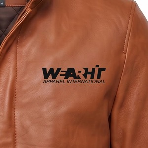 Veste en cuir véritable pour homme, longueur mi-longue, style manteau de voiture, en cuir de vachette avec logo embossé, couleur cognac - Product Image 4