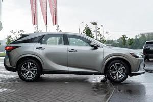 เล็กซัส RX 300 SUV ปี 2024 พวงมาลัยซ้าย เครื่องยนต์แบบดูดอากาศธรรมชาติ เกียร์อัตโนมัติ ระบบขับเคลื่อนสี่ล้อ ภายนอกสีเข้ม ภายในหรูหรา - Product Image 4