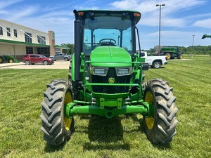 Tractor de Ruedas John Deere 5060E Usado, Tracción en las 4 Ruedas, Transmisión por Engranajes, Tractor Utilitario Agrícola con Cabina Cerrada - Product Image 3