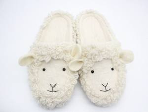 รองเท้าแตะทำมือจากเนปาล เป็นมิตรกับสิ่งแวดล้อม ทำจากผ้าสักหลาด ลายแกะ สีขาว นุ่ม อุ่น ทนทาน ระบายอากาศได้ดี ใช้ได้ทุกฤดู น่ารัก สวมใส่สบาย - Product Image 3