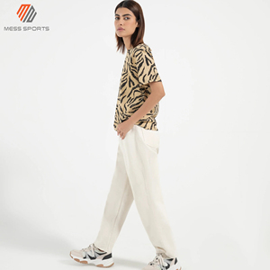 เสื้อยืดผู้หญิงสีพื้น – เสื้อยืดลำลองพิมพ์ลายฉลากแบบกำหนดเอง แขนครึ่ง หลายสี - Product Image 4
